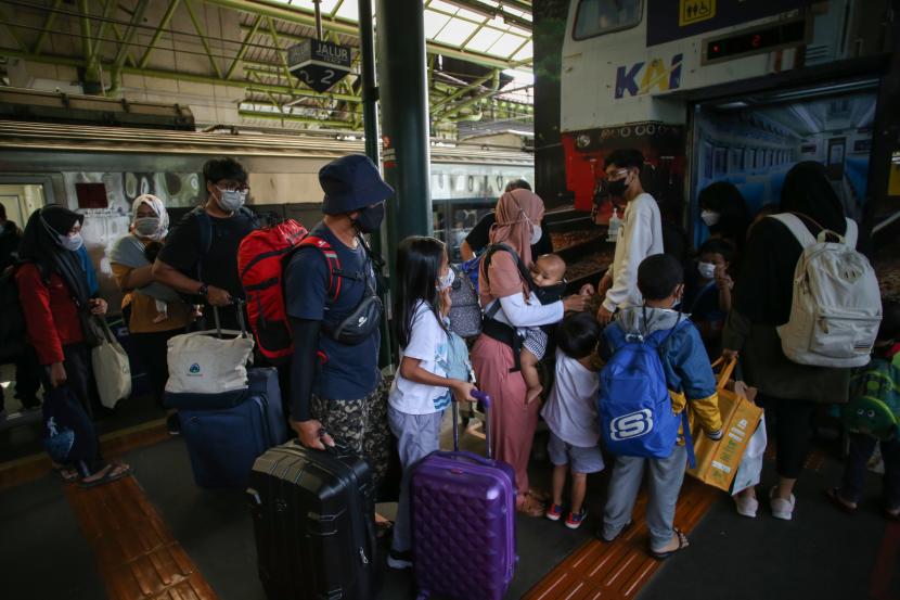 Pemudik tiba di Stasiun Gambir, Jakarta, Sabtu (7/5/2022). PT Kereta Api Indonesia (Persero) mencatat pada Sabtu (7/5/2022) kedatangan penumpang dari daerah lain dengan tujuan Daop 1 Jakarta sekitar 39.600 penumpang.