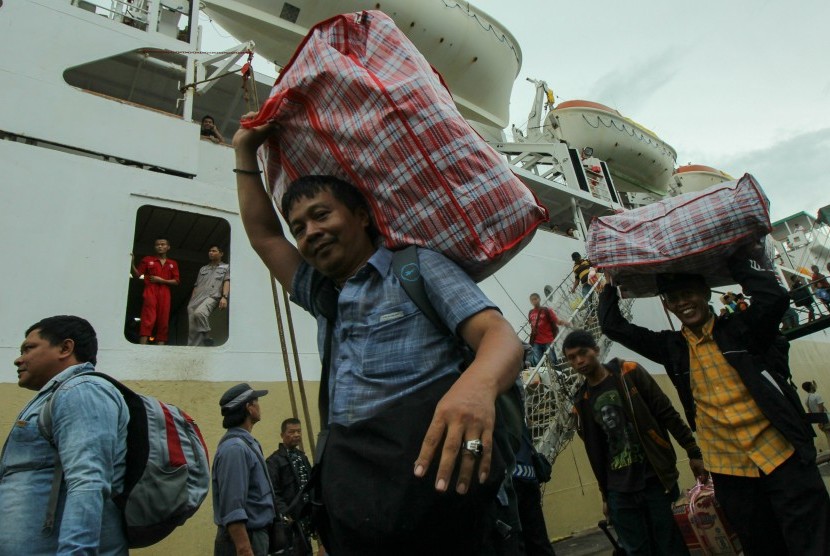 Pemudik turun dari KM Bukit Raya di dermaga Jamrud Utara, Pelabuhan Tanjung Perak, Surabaya, Jawa Timur, Kamis (30/6). 