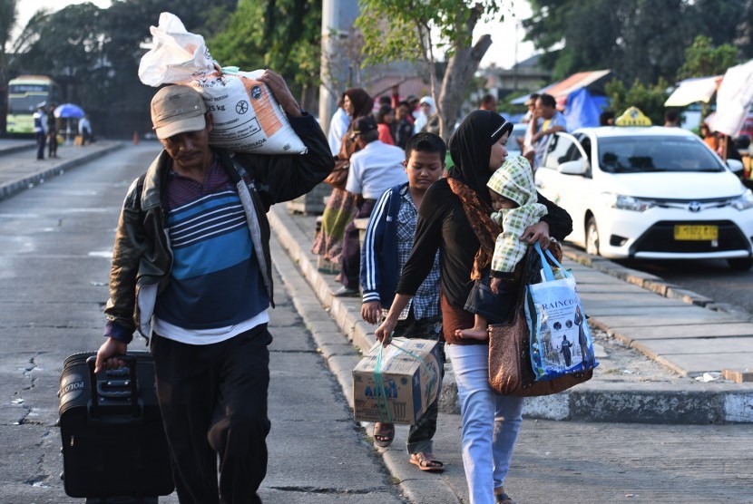 Pemudik yang menggunakan angkutan bus tiba di Terminal Pulogadung, Jakarta, Selasa (21/7). 