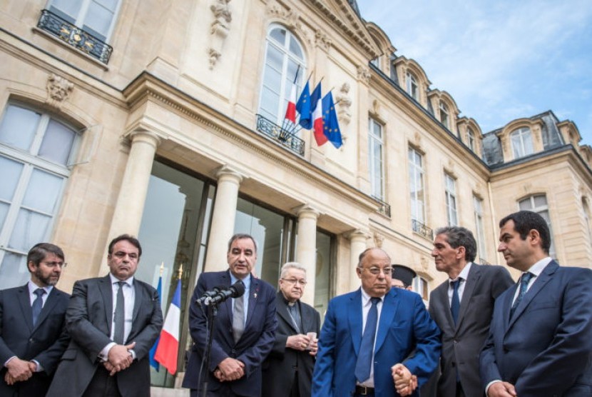 Pemuka agama di Prancis memberikan keterangan pers usai bertemu dengan Presiden Francois Hollande, Rabu, 27 Juli 2016. Tampak Pemimpin Masjid Agung Prancis Dalil Boubakeur (ketiga dari kanan).