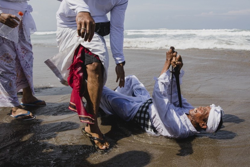 Pemuka agama Hindu dalam upacara pembersihan diri 'Melasti' di Pantai Petitenget, Bali. Upacara ini digelar sebelum Hari Raya Nyepi. 