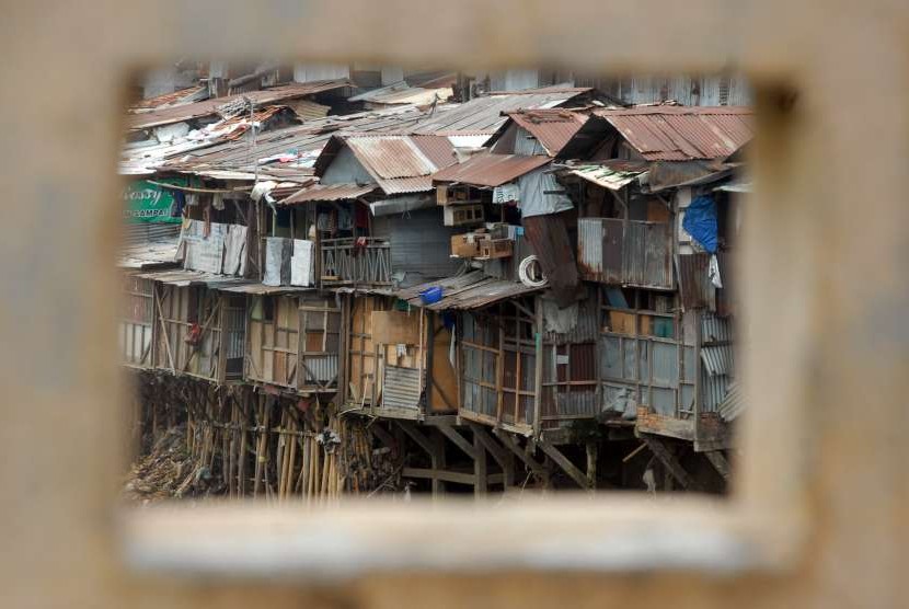 Pemukiman padat penduduk di bantaran Sungai Ciliwung, kawasan Bukit Duri, Jakarta, Sabtu (25/8). Center of Reform on Economics (CORE) Indonesia memprediksi, potensi peningkatan kemiskinan akibat pandemi Covid-19 lebih besar terjadi di perkotaan. 