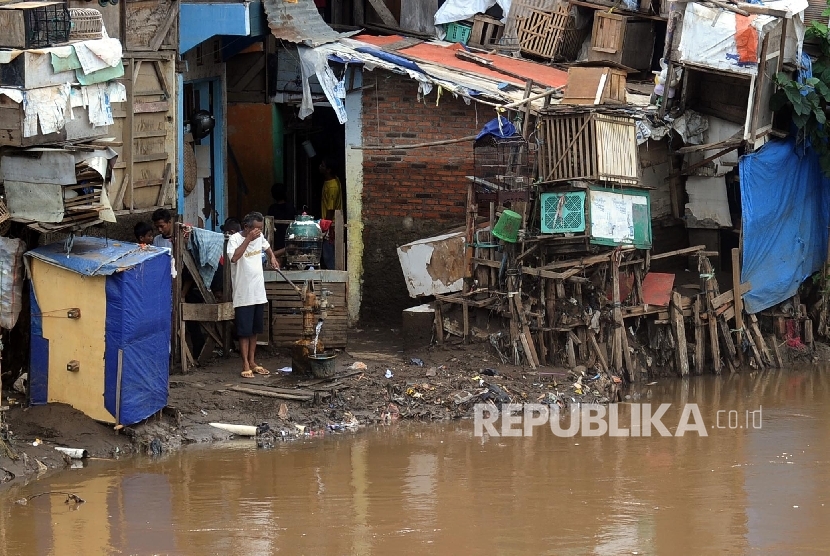 Pemukiman Padat Warga sedang bermain pada pemukiman padat penduduk kawasan Bukit Duri, Jakarta, Senin (29/2)