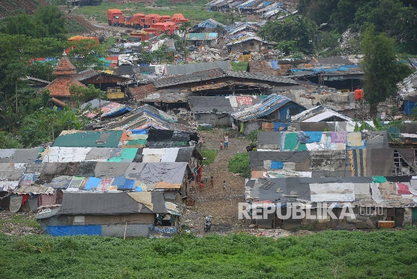  Permukiman pemulung yang berada di Tempat Pengolahan Sampah Terpadu (TPST) Bantargebang, Bekasi, Jawa Barat, Kamis (11/2).   (Republika/Raisan Al Farisi)
