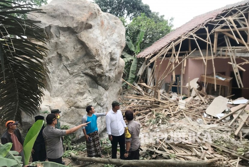 Pemukiman warga di Desa Sukamulya, Kabupaten Purwakarta, dihujani batu yang berasal dari peledakan batu perusahaan tambang, Selasa (8/10).