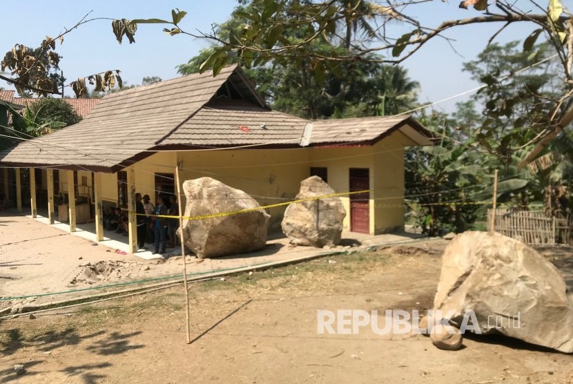 Pemukiman warga di Desa Sukamulya, Kabupaten Purwakarta, dihujani batu yang berasal dari peledakan batu perusahaan tambang, Selasa (8/10).
