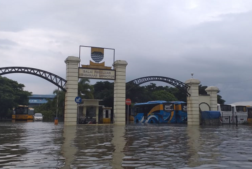 Pemukiman warga di Gedebage, Bandung terendam banjir. Kepala Dinas PU Kota Bandung menduga banjir terjadi karena resapan air yang berkurang.