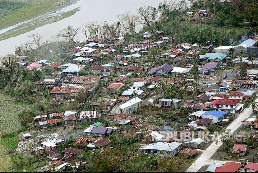 Pemukiman warga di Kepulauan Luzon Utara yang porak poranda akibat Badai Mangkhut.