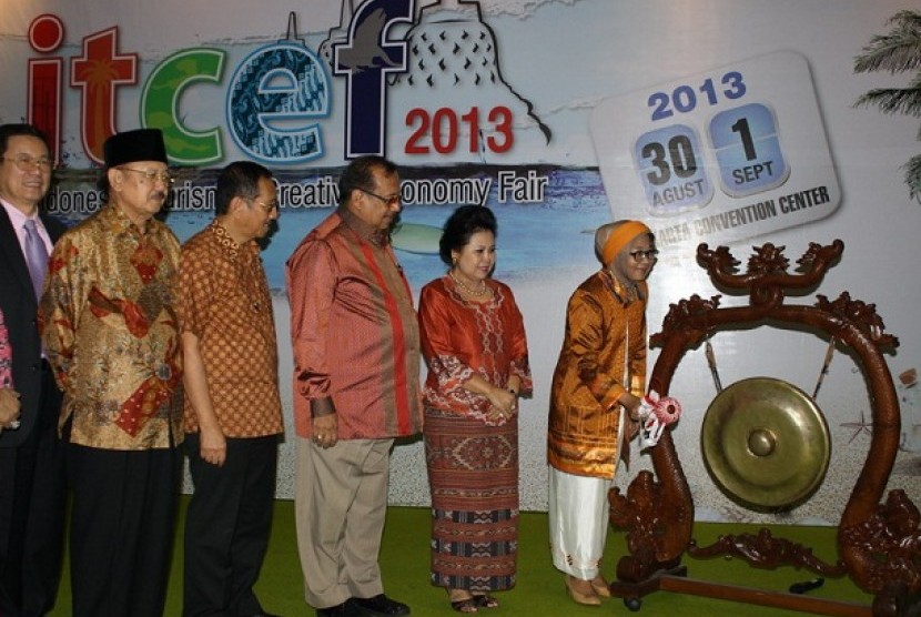  Pemukulan gong tanda peresmian pameran Itcef 2013 dilakukan Dirjen Pemasaran Pariwisata Kemenparekraf Esthy Reko Astuty yang disaksikan ketua BPPI, Wiryanti Sukamdani