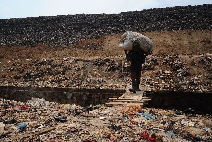 Pemulung berjalan mengangkut sampah di TPST Bantar Gebang,Bekasi, Jawa Barat, Kamis (5/11). 
