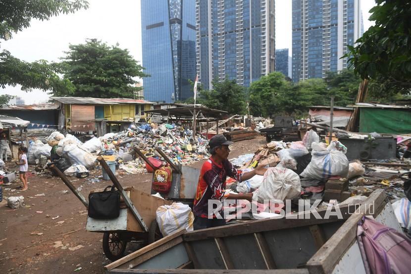 Pemulung memilah barang di Kampung Gasong, Menteng Pulo, Jakarta, Kamis (5/11/2020). Badan Pusat Statistik (BPS) mencatat ekonomi Indonesia pada kuartal III-2020 minus 3,49 persen yang memastikan Indonesia masuk dalam jurang resesi. 