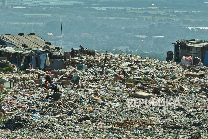 Pemulung mengais sampah di tempat pembuangan akhir (TPA) Jatibarang, Semarang, Jawa Tengah, Jumat (25/5).