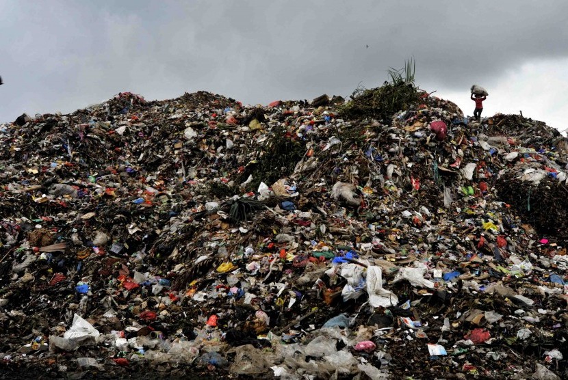 Pemulung mengangkat sampah yang bisa didaur ulang di TPA Antang Makassar, Sulawesi Selatan.