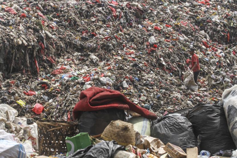 Pemulung mengumpulkan sampah plastik di Tempat Pembuangan Akhir (TPA) Cipayung, Depok, Jawa Barat