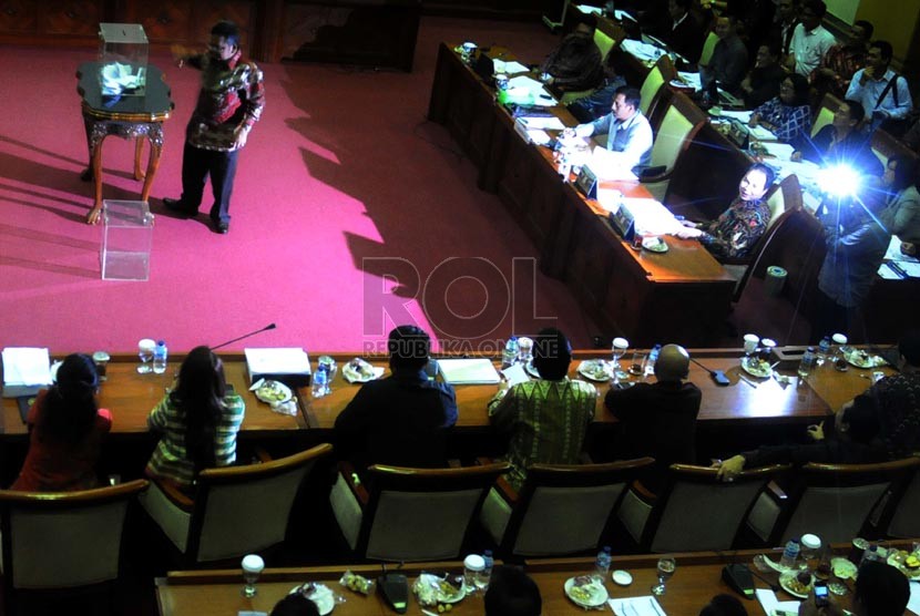   Pemungutan suara anggota Komisi III DPR untuk memilih calon hakim agung di Komplek Parlemen, Senayan, Jakarta, Rabu (23/1).   (Republika/Tahta Aidilla)