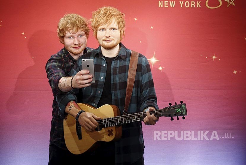 Pemusik Ed Sheeran berswafoto dengan patung lilinnya di Museum Madame Tussauds, New York, AS 