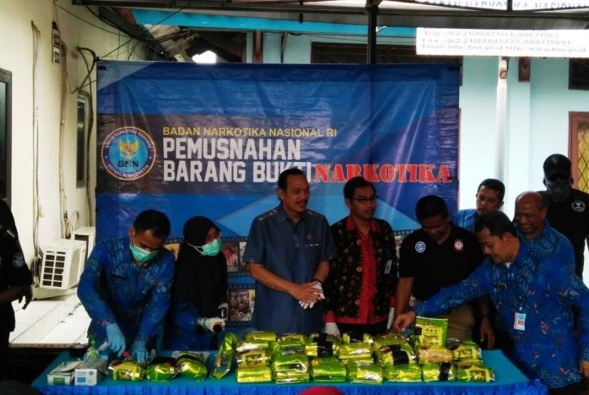 Pemusnahan barang bukti 40 kg narkoba jaringan Malaysia di BNN, Jakarta, Jumat (26/1).