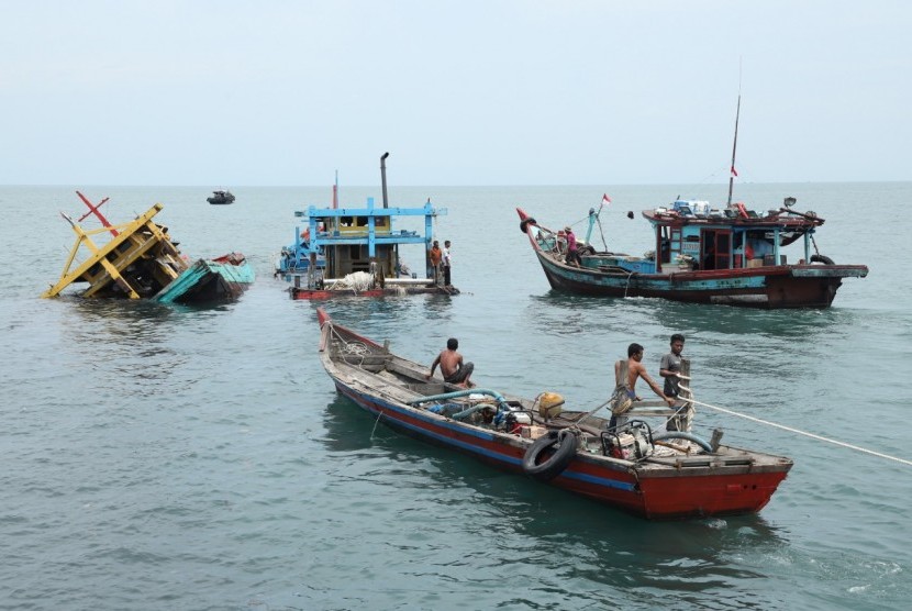 Pemusnahan barang bukti kapal perikanan pelaku Illegal Fishing di perairan Belawan, Sumatra Utara, Sabtu (11/5).