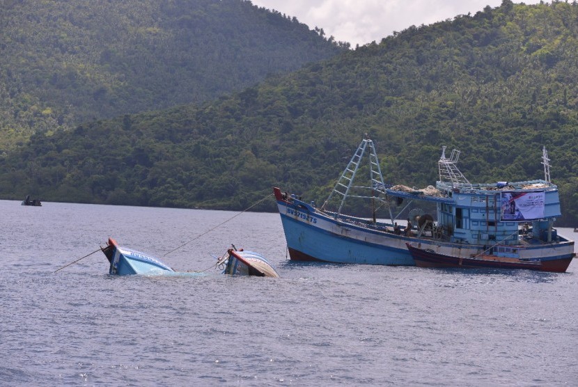Pemusnahan barang bukti kapal perikanan pelaku Illegal Fishing di Natuna (ilustrasi).