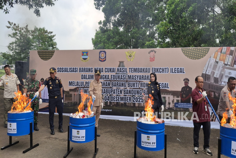Pemusnahan Barang yang Menjadi Milik Negara (BMMN) hasil penindakan berupa rokok ilegal dilakukan Satpol PP KBB bersama Direktorat Jenderal Bea dan Cukai (DJBC) Jawa Barat