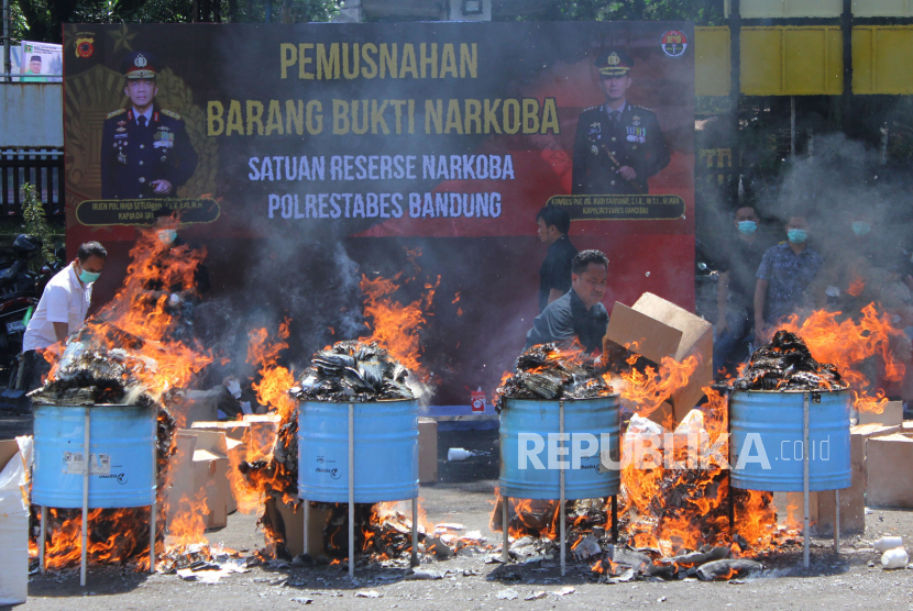 Polisi Musnahkan 2,7 Juta Butir Obat Keras Ilegal di Bandung