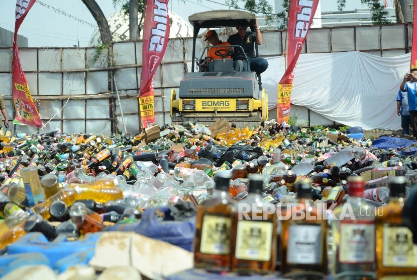 Pemusnahan Minol: Pemusnahan barang bukti minuman beralkohol (Minol) oleh Polrestabes Bandung