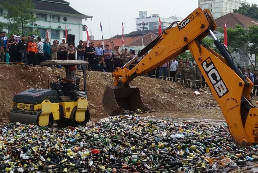 Pemusnahan minuman beralkohol oleh Polrestabes Bandung dan Satpol PP Kota Bandung, Kamis (5/11)
