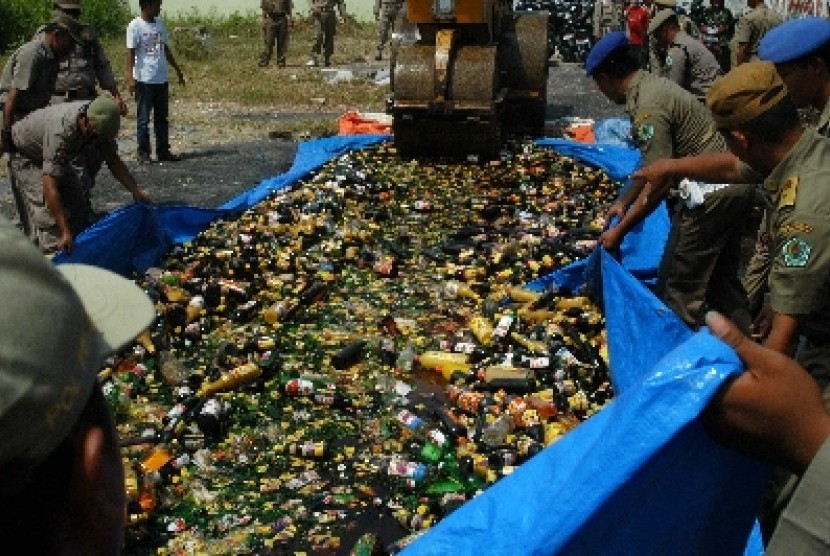  Pemusnahan miras hasil sitaan petugas kepolisian.