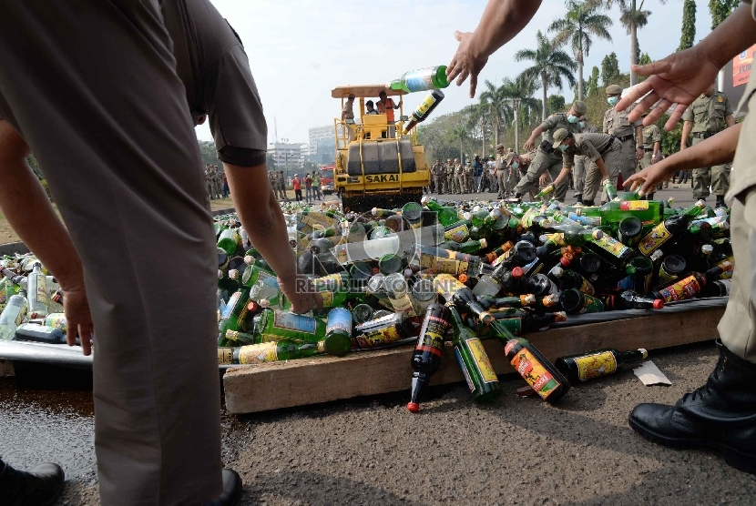 Pemusnahan miras ilegal. Ribuan botol minuman keras Cap Tikus diselundupkan dari Manado ke Ternate melalui pelabuhan.