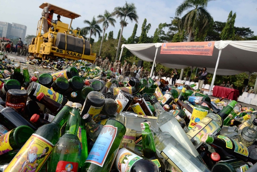 Pemusnahan Miras Ilegal: Alat berat memusnahkan ribuan botol minuman keras (Miras) di Silang Monas, Jakarta, Selasa (7/7).