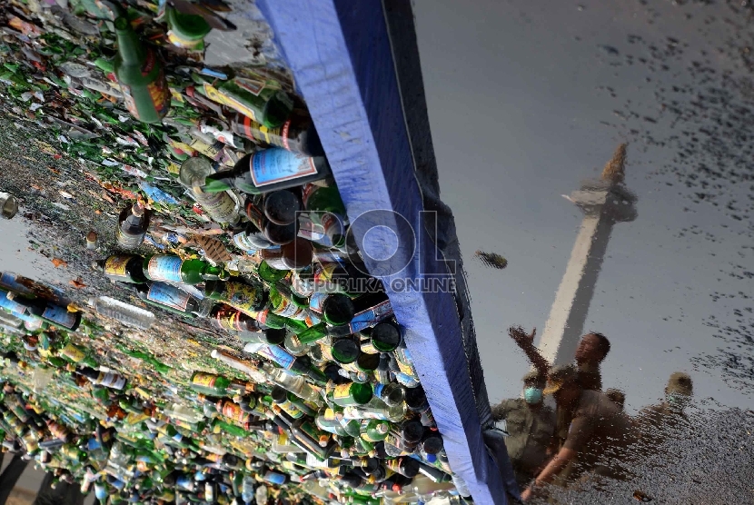  Pemusnahan Miras Ilegal: Satpol PP memusnahkan ribuan botol minuman keras (Miras) di Silang Monas, Jakarta, Selasa (7/7).