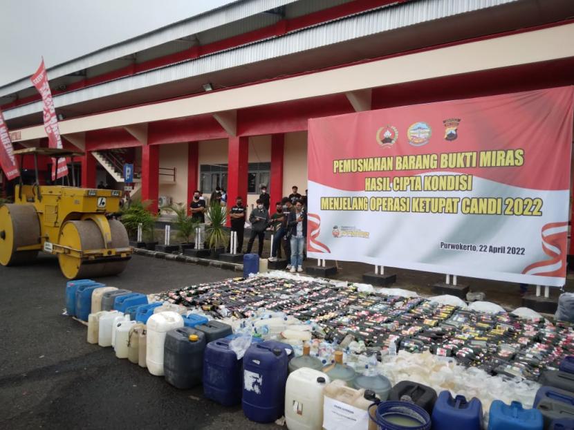  Pemusnahan miras tradisional dalam Operasi Ketupat Candi 2022 di GOR Satria Purwokerto, Jumat (22/4/22).