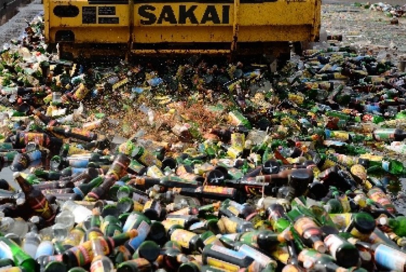Pemusnahan ribuan botol minuman keras di Silang Monas, Jakarta, Selasa (7/7).