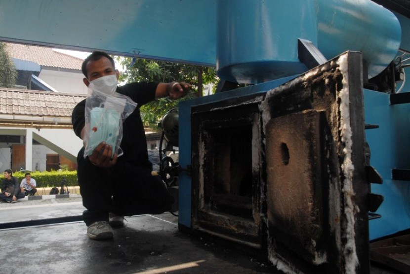 Pemusnahan Shabu Petugas Badan Narkotika Nasional (BNN) melakukan gelar kasus dan pemusnahan barang bukti narkoba jenis shabu di gedung BNN, Jakarta, Selasa (29/5).