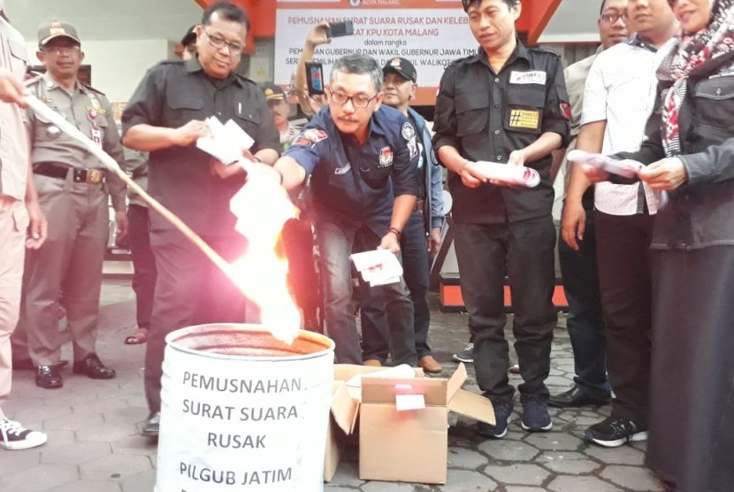 Pemusnahan surat suara rusak dan sisa untuk Pilgub Jatim dan Pilwali Kota Malang 2018 di KPU Kota Malang, Selasa sore (26/6). 