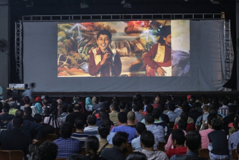 Pemutaran film Idol yang menceritakan tentang seorang penyanyi Palestina, Mohammed Assaf pada pembukaan festival film di Gaza, Kamis (12/5).