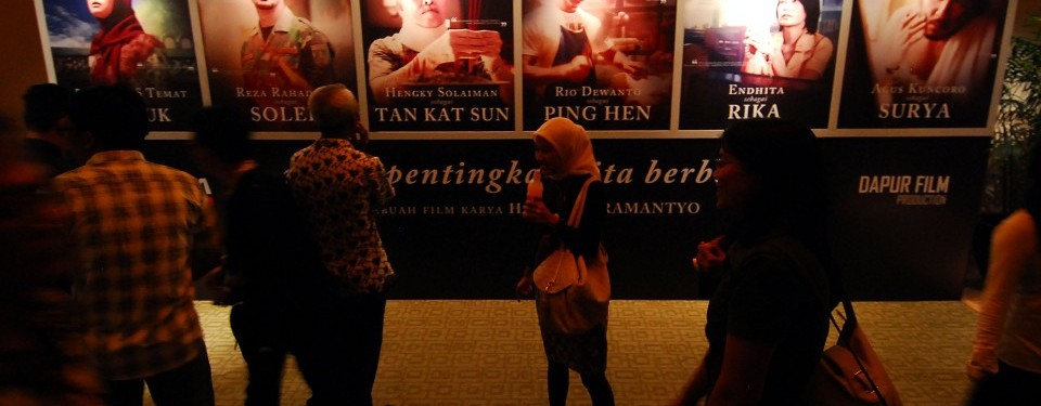 Pemutaran perdana film Tanda Tanya karya Hanung Bramantyo di Djakarta Theater.