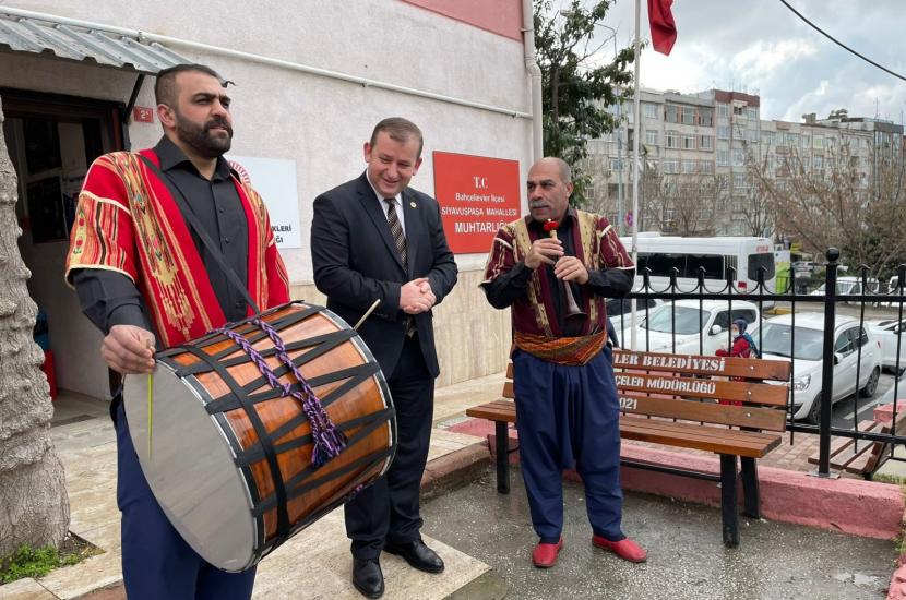 Penabuh drum khas Ramadhan Ali Bulur (kanan) dan Muharrem Bulur (kiri) berpose bersama Kepala Federasi Mukhtar (penabuh drum) Selami Aykut di Istanbul, Turki, 24 Maret 2022. Penabuh Drum di Istanbul Bersiap Menyambut Ramadhan