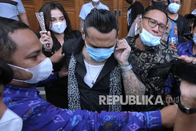 Penabuh drum Superman is Dead I Gede Ari Astina alias Jerinx (tengah) berjalan meninggalkan Lapas Kerobokan, Bali, Selasa (8/6/2021). Jerinx bebas murni dari Lapas Kerobokan setelah menjalani hukuman pidana penjara karena kasus ujaran kebencian dan pencemaran nama baik yang dilaporkan Ikatan Dokter Indonesia (IDI) Bali. 