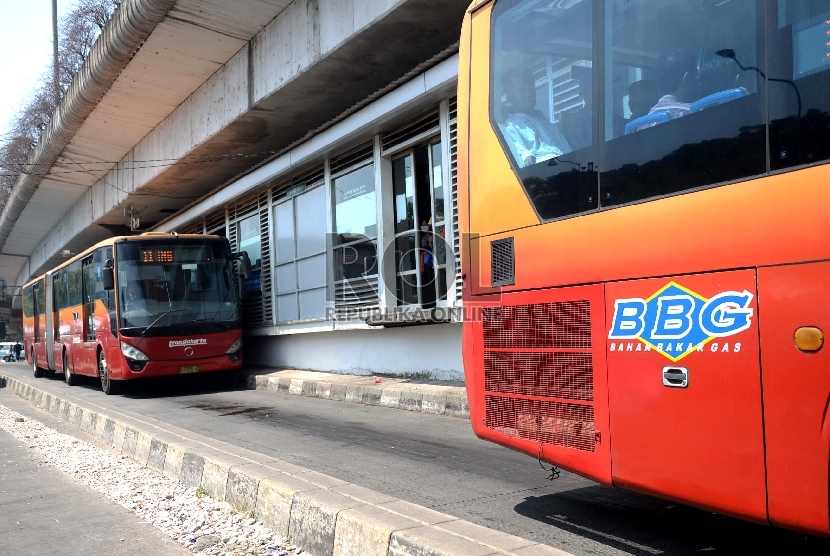 Penambahan Armada Transjakarta. Bus Transjakarta memasuki halte penumpang di Terminal Kampung Melayu, Jakarta, Selasa (4/8).