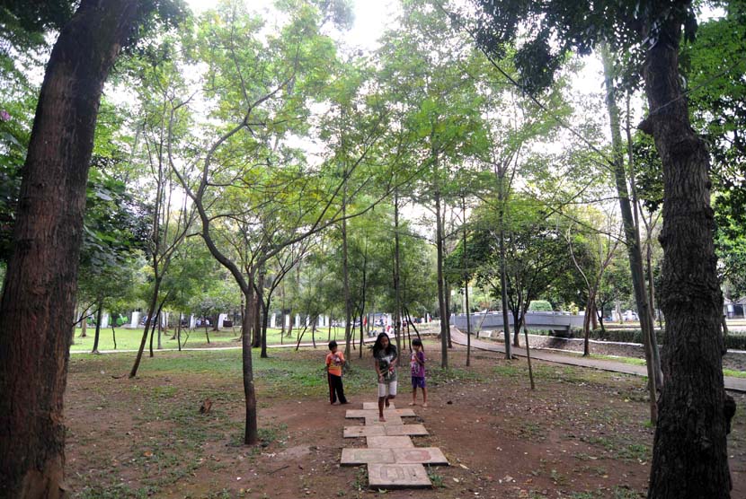Penambahan Taman Kota. Beberapa anak bermain di Taman Honda, Tebet, Jakarta, Senin (5/5).