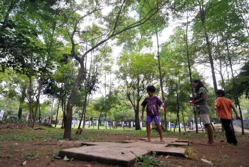 Penambahan Taman Kota. Beberapa anak bermain di Taman Honda, Tebet, Jakarta, Senin (5/5). Jakarta memiliki 1.178 taman. Semua itu dalam bentuk taman kota, taman interaktif, dan taman lingkungan. Sebagian kondisinya tidak terawat.