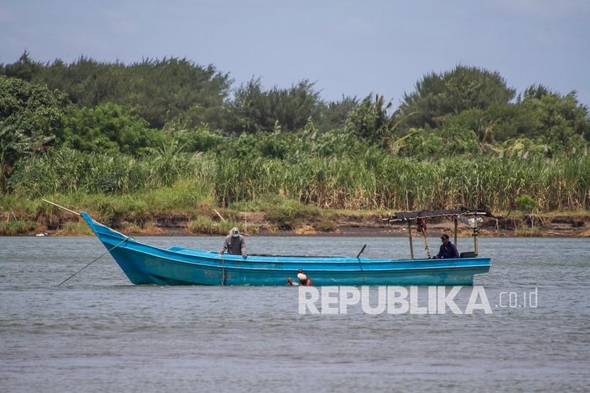 Penambang menaikan pasir ke atas perahu di Laguna Opak, Kretek, Bantul, DI Yogyakarta (ilustrasi)