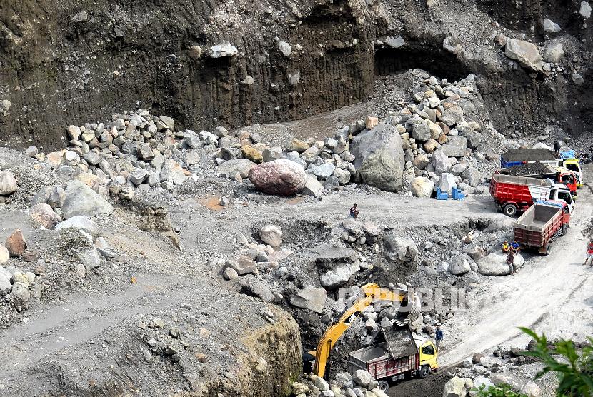 Dua penambang galian golongan C di lereng Gunung Merapi di  Kabupaten Magelang, Jawa Tengah, meninggal dunia tertimpa longsor, Sabtu (22/2) (Foto: ilustrasi tambang di Gunung Merapi)