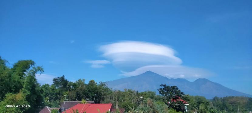 Penampakan awan lentikularis di sekitar Gunung Arjuno, Jawa Timur (Jatim), Kamis (5/11).