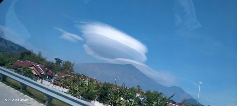 Penampakan awan lentikularis di sekitar Gunung Arjuno, Jawa Timur (Jatim), Kamis (5/11). Seorang pendaki ditemukan meninggal dunia karena hipotermia di Gunung Arjuno.
