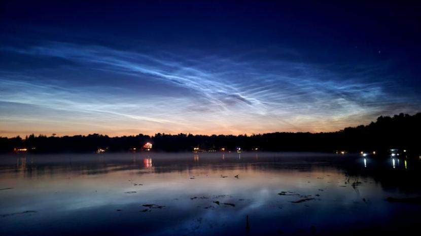 Penampakan awan Noctilucent, awan yang muncul di malam hari terlihat di Kanada.