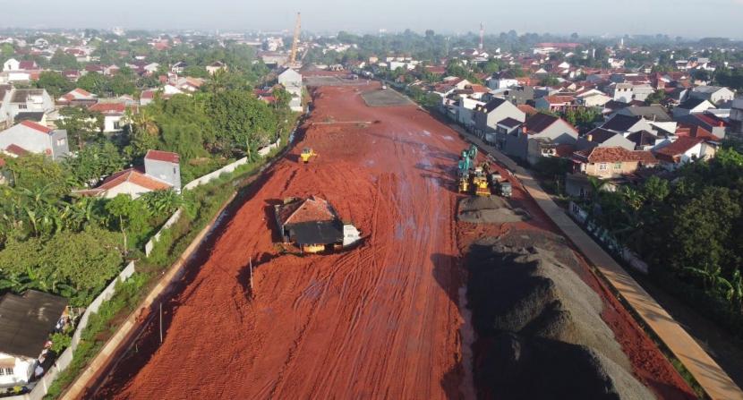 Penampakan dari foto drone, beberapa titik bidang lahan yang berlum terbebaskan yang menjadi permasalahan dalam pembebasan lahan sengketa dan wakaf yg menjadi penyebab menghambat pembangunan Jalan Tol Cijago Seksi III dari Kukusan-Simpang Krukut-Limo-Cinere.