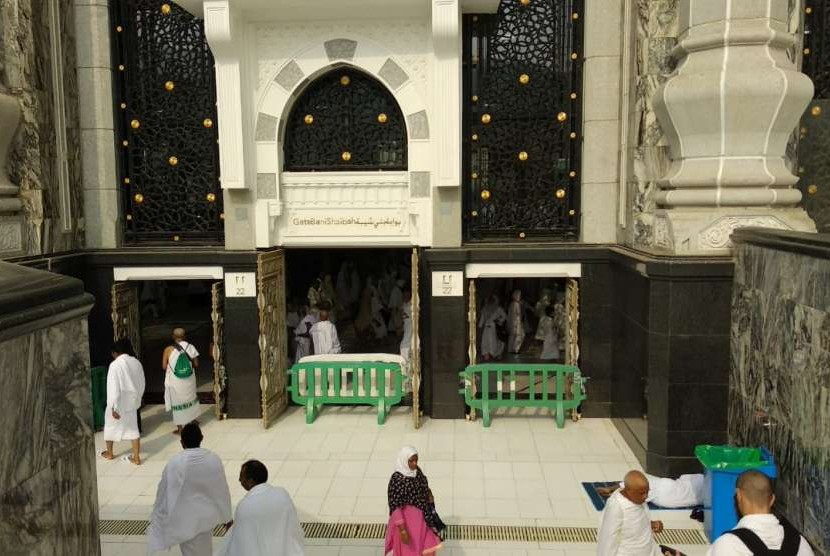 Penampakan Gerbang Bani Shaibah di bagian utara Masjid al-Haram, Makkah, Ahad (2/9). Gerbang tersebut dinamai seturut nama keluarga pemegang kunci Ka'bah.