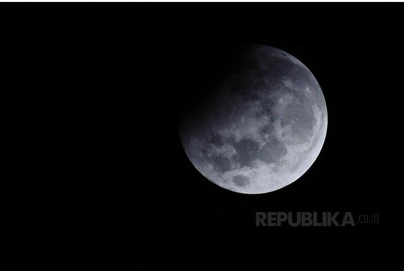 Penampakan gerhana bulan sebagian yang diambil dari kawasan Kelurahan Kujang Sari, Kota Bandung, Ahad (29/10/2023)
